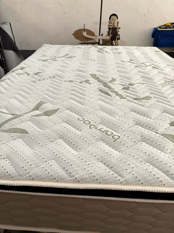 Colchão com tecido de bambu na mesa de acabamento da oficina da SOS Colchoaria